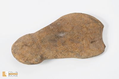 Hache en pierre. Art néolithique L : 23 cm Provenance : selo…