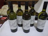 quatre bouteilles de vin sont alignées sur une table