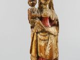 une image représentant une statue en bois d'une femme tenant un enfant dans ses bras