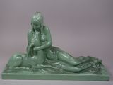 statue représentant une femme et un homme allongés sur un lit