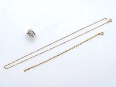 une collection de bijoux comprenant un collier, un bracelet et une bague
