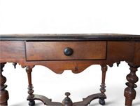 Table de milieu en noyer mouluré, la ceinture à bords chanto… (photo 2)