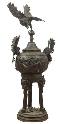 statue en bronze représentant deux oiseaux sur un socle, sur fond blanc
