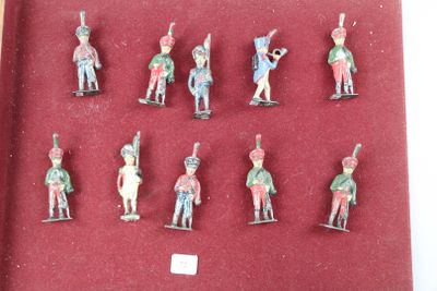 de nombreuses figurines de différentes tailles et couleurs dans une vitrine