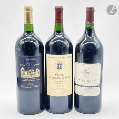 trois bouteilles de vin posées l'une à côté de l'autre sur une table
