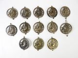 de nombreux types de pendentifs différents sur un fond blanc