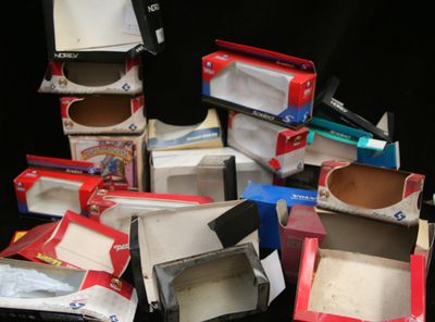 un grand nombre de boîtes empilées les unes sur les autres