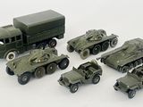 des véhicules militaires miniatures sont alignés en rang sur une surface blanche