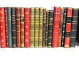 un grand nombre de vieux livres empilés les uns sur les autres