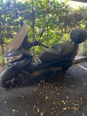 un scooter garé sur le parking