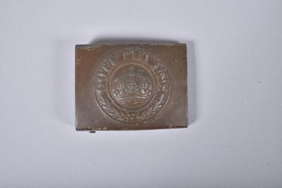 un petit morceau de chocolat posé sur une surface blanche