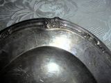 un plateau d'argent posé sur une table