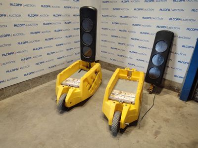 deux robots jaunes assis l'un à côté de l'autre devant un mur