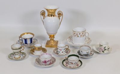de nombreuses tasses et soucoupes posées sur une table