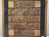 une photo encadrée représentant un bout de papier sur lequel figurent des inscriptions