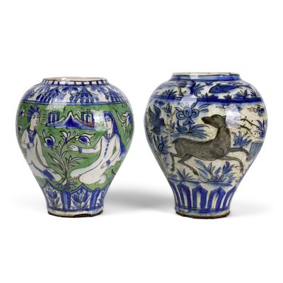 paire de vases bleus et blancs ornés d'oiseaux et de fleurs