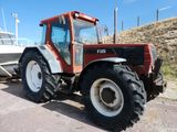 un tracteur garé à côté d'un bateau