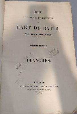 un livre sur lequel figure la photo d'un homme