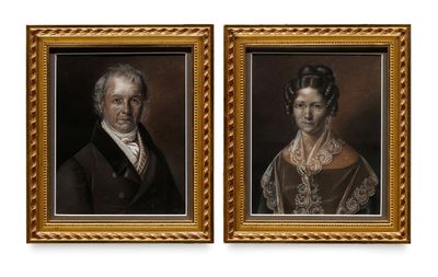 deux portraits encadrés d'un homme et d'une femme en tenue de soirée
