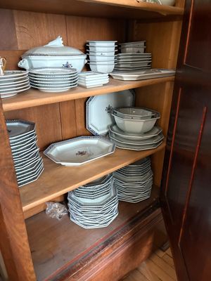 beaucoup d'assiettes et de casseroles sur les étagères de la cuisine