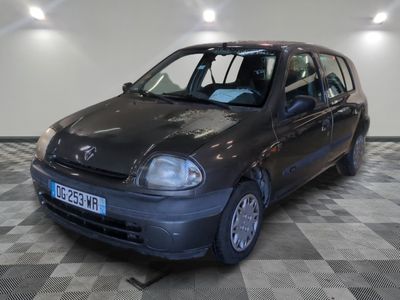 la photo d'une petite voiture garée dans un garage