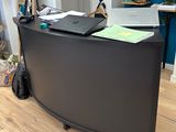 un bureau noir sur lequel est posé un ordinateur portable