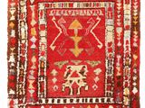 un tapis rouge et jaune avec un motif dessus