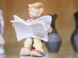 de nombreuses figurines exposées dans une vitrine