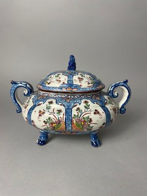 une image représentant une théière bleue et blanche avec un couvercle