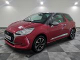 une citrole rouge garee sur un plancher en damier dans un garage