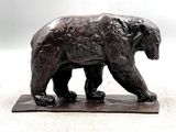 une statue d'ours posée sur un socle