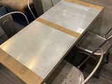 une table et des chaises dans une pièce où se trouve un canapé