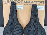 une paire de selles « New York » à vendre, dans leur boîte