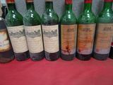 plusieurs bouteilles de vin sont alignées sur une table