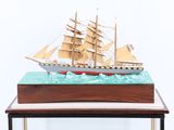 une maquette de bateau en bois posée sur une table