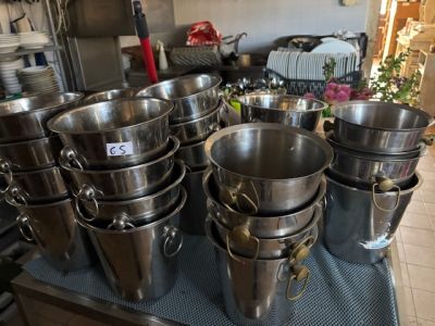 de nombreuses casseroles et poêles posées sur une table dans une cuisine