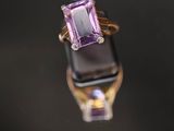 une image d'une bague sertie d'une pierre d'améthorate