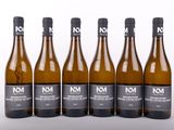 six bouteilles de vin sont alignées sur une surface blanche
