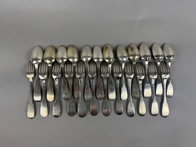 de nombreuses fourchettes et cuillères disposées sur la table