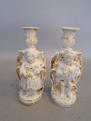 Paire de bougeoirs en porcelaine de Paris à décor d'un coupl…