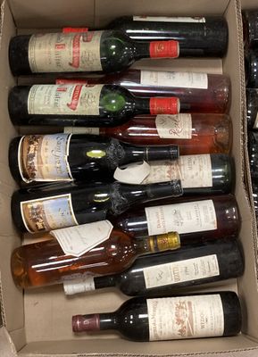 plusieurs bouteilles de vin dans une caisse sur la table