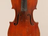 un vieux violon avec un archet accroché à son dos