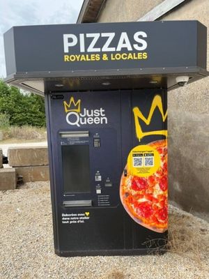 un distributeur automatique de pizzas surmonté d'une couronne
