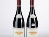 deux bouteilles de vin rouge posées l'une à côté de l'autre sur une table