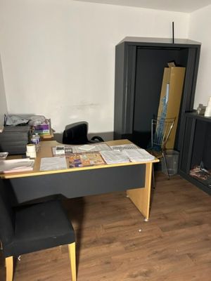 un bureau et une chaise dans une pièce avec une cheminée