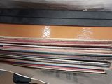 plein de disques dans un sac en plastique posé par terre