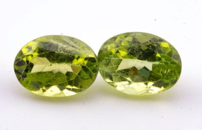 une paire de tourmalines vertes sur fond blanc
