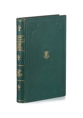 un livre vert avec des lettres dorées sur la couverture