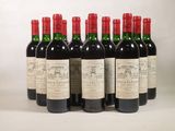 six bouteilles de vin sont alignées sur une table