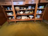 une armoire en bois sur laquelle sont posés de nombreux assiettes et bols
